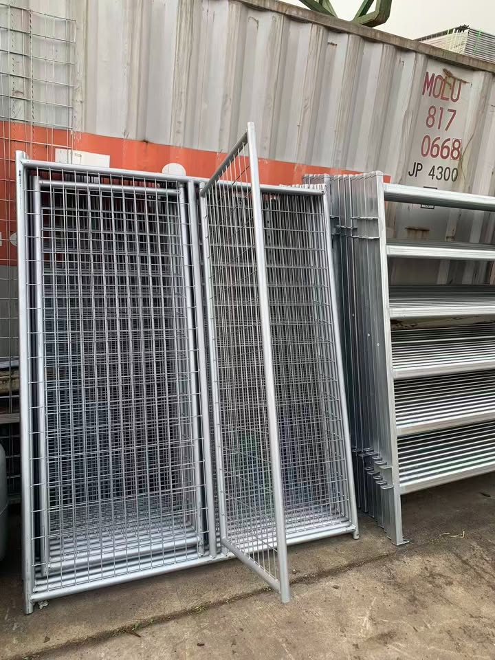 4.5m×3m Roofed Heavy‐Duty Galvanised Dog Enclosure
