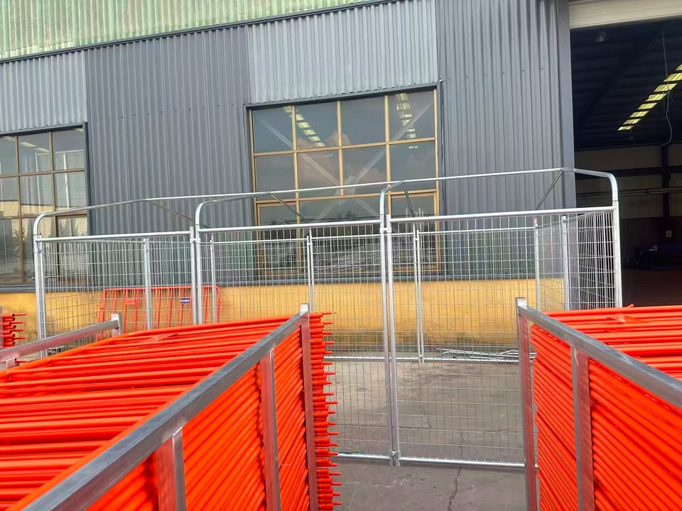 4.5m×3m Roofed Heavy‐Duty Galvanised Dog Enclosure