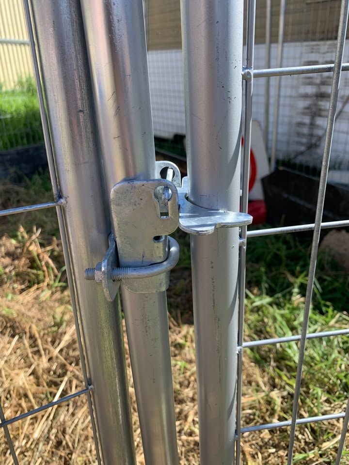 4.5m×3m Roofed Heavy‐Duty Galvanised Dog Enclosure